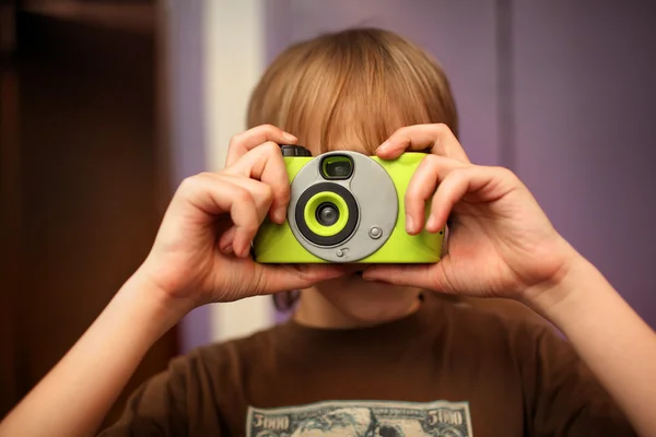 Мальчик с фотокамерой — стоковое фото