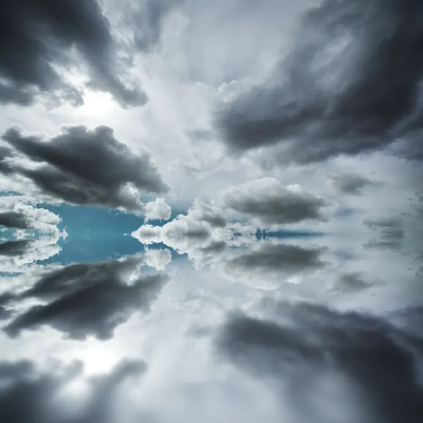 Драматические облака над океаном — стоковое фото