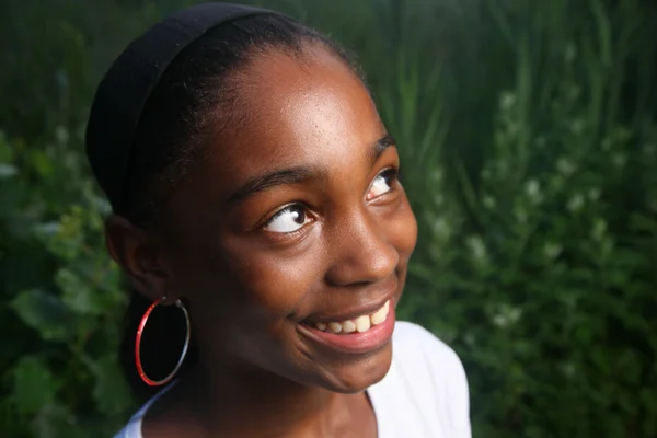 美しい笑顔 10 代アフリカ系アメリカ人の少女屋外 — ストック写真