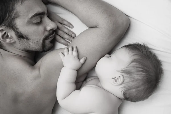 Baby sleeping with father — Stock Photo, Image