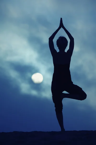 Kvinna i yoga tree pose — Stockfoto