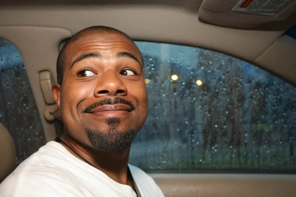 Uśmiechnięty mężczyzna w samochodzie — Zdjęcie stockowe