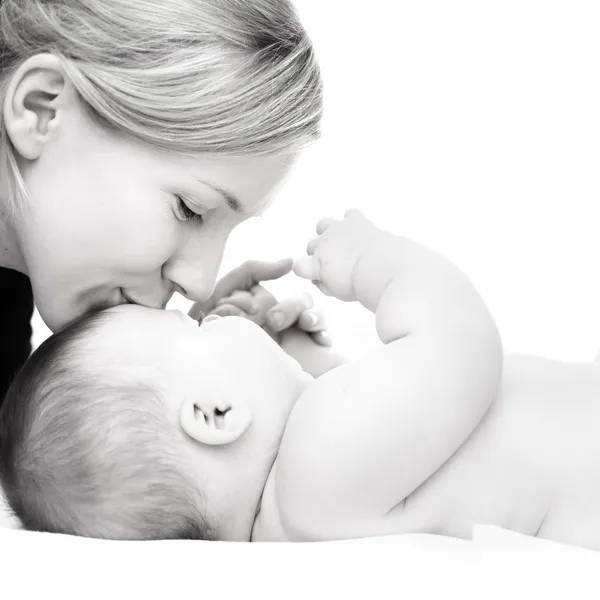 mutlu anne öpüşme bebek