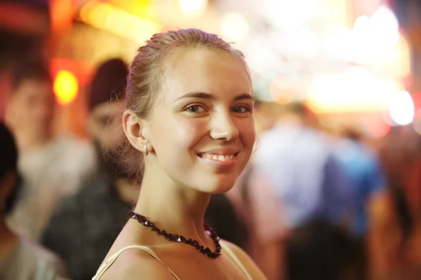 Sorrindo jovem mulher — Fotografia de Stock