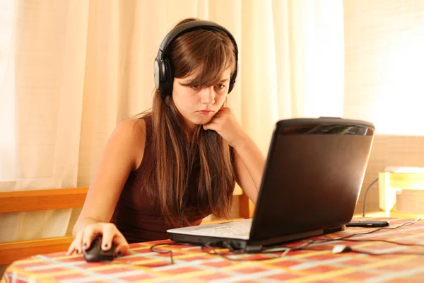 Tienermeisje laptopcomputer thuis gebruiken — Stockfoto