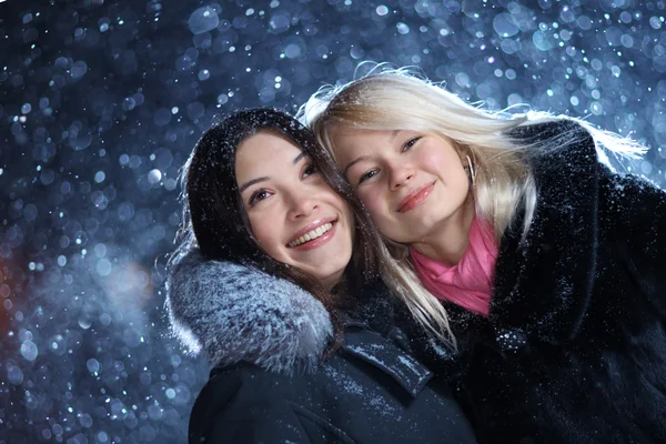 Meninas desfrutando inverno — Fotografia de Stock