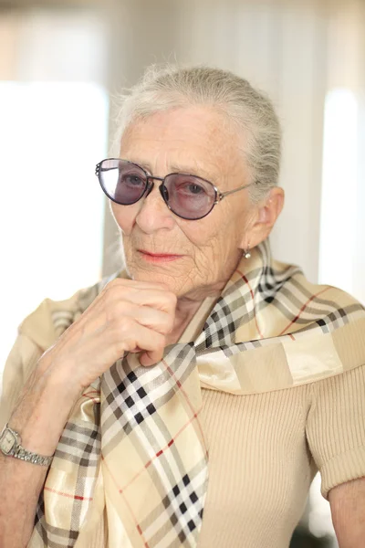 Porträt einer Seniorin, die denkt — Stockfoto