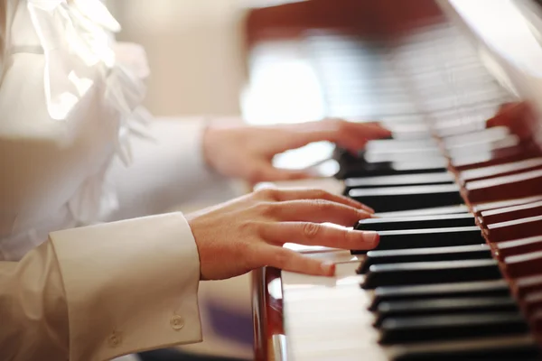 Mani che suonano pianoforte — Foto Stock