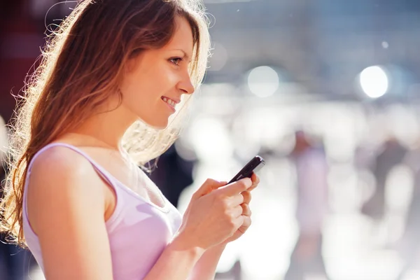 Frau mit Handy in der Stadt. — Stockfoto