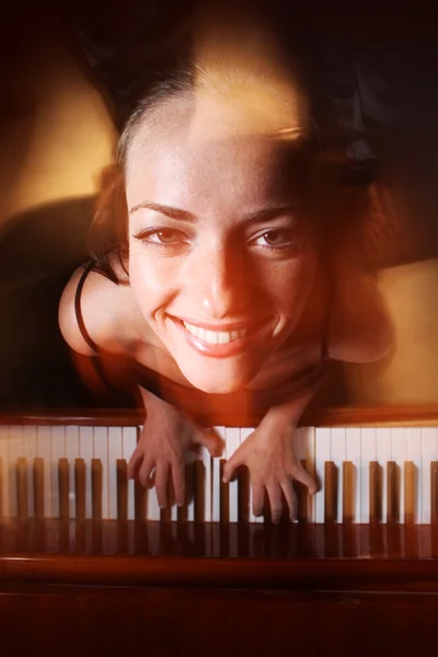 Girl playing piano — Stock Photo, Image