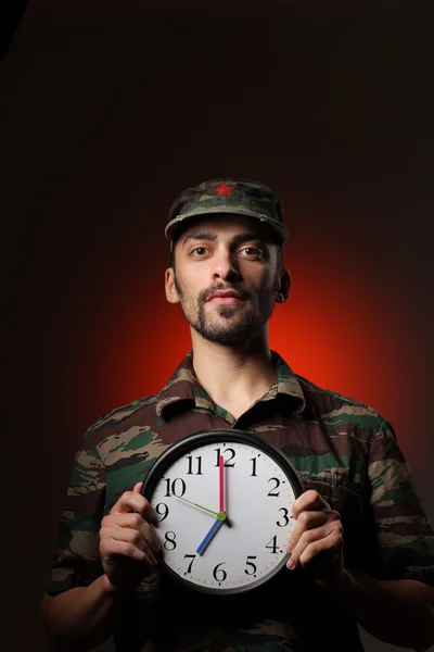 Soldat hält Uhr — Stockfoto