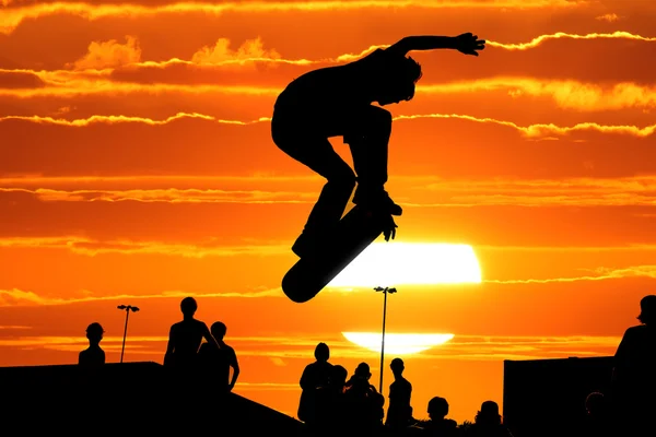Hoppande skateboardåkare — Stockfoto
