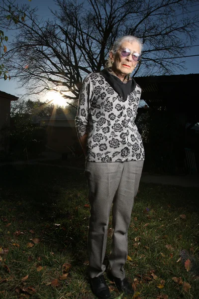 Portret van een senior vrouw buitenshuis, denken — Stockfoto
