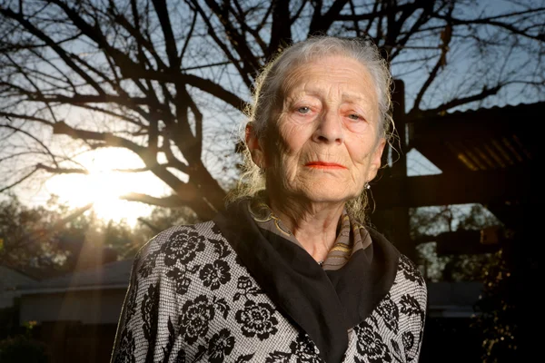 Portret van een senior vrouw buitenshuis — Stockfoto