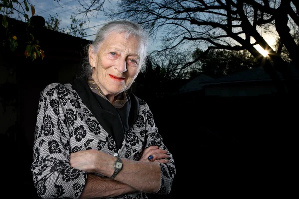 Ritratto di una donna anziana all'aperto, sorridente — Foto Stock