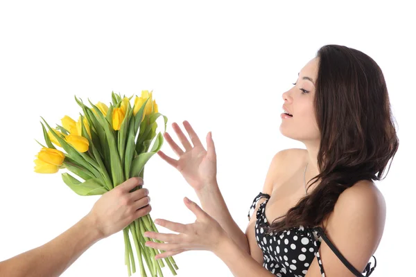 Meisje ontvangen bloemen — Stockfoto