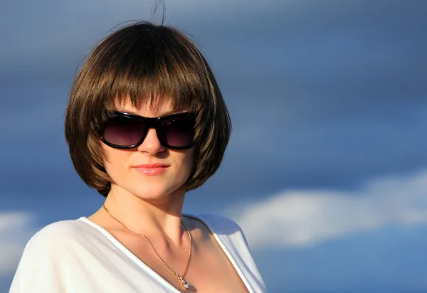 Hermosa mujer joven en gafas de sol — Foto de Stock