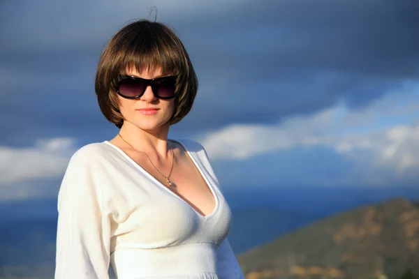 선글라스를 쓴 아름다운 아가씨 — 스톡 사진