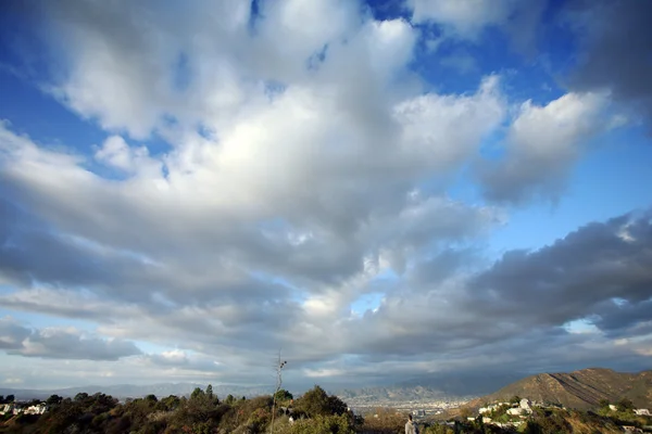 Schöne Wolken über blauem Himmel — Stockfoto