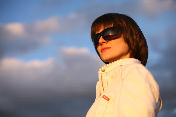 Mujer joven confiada al aire libre sobre el cielo escénico — Foto de Stock