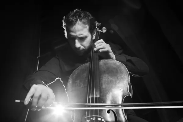 Cellist bermain musik klasik di cello — Stok Foto