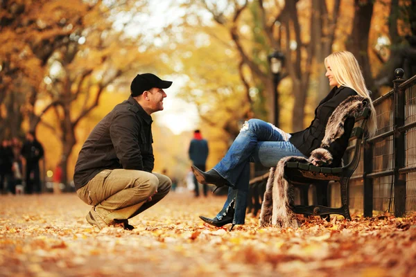 Paar im Park — Stockfoto