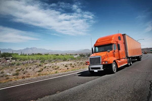 Kamion na dálnici — Stock fotografie