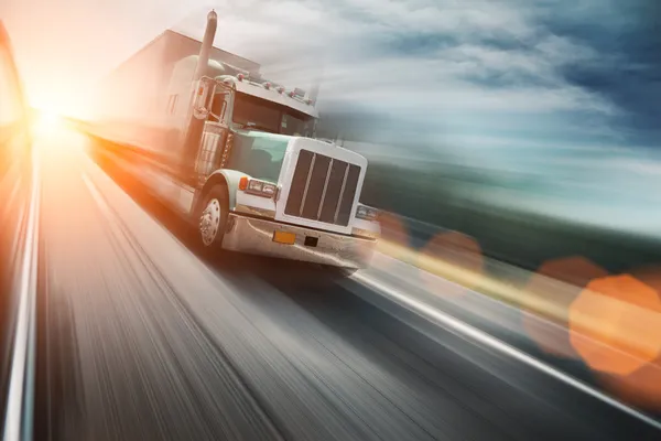 Lastbilar på motorvägen — Stockfoto