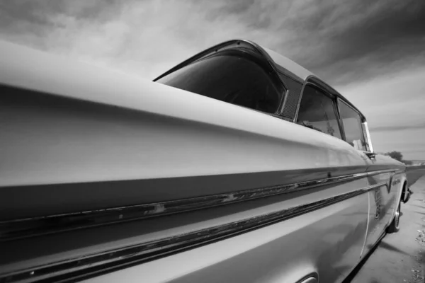 Классический американский автомобиль 1950-х годов — стоковое фото