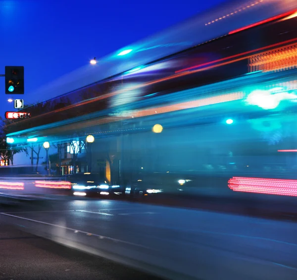 Ônibus acelerado, movimento turvo — Fotografia de Stock