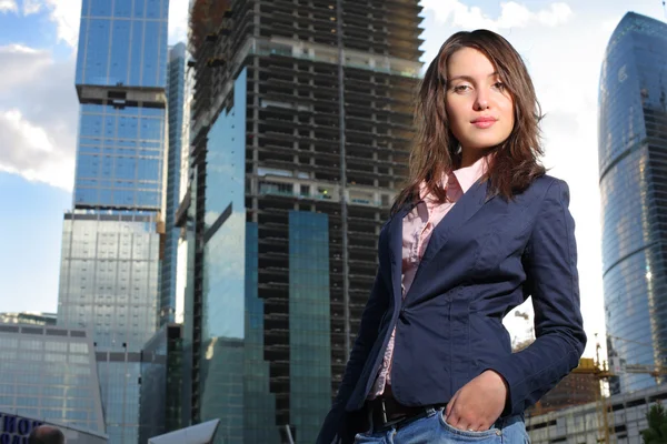 Женщина перед современными офисными зданиями — стоковое фото