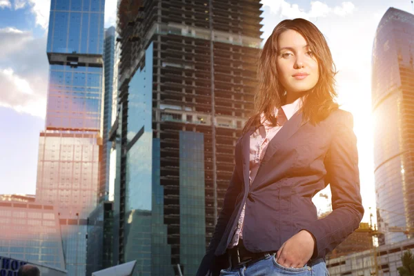 Businesswoman in front of construction — Stock Photo, Image