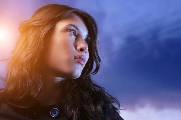 Gyönyörű ázsiai nő felnézett a twilight — Stock Fotó