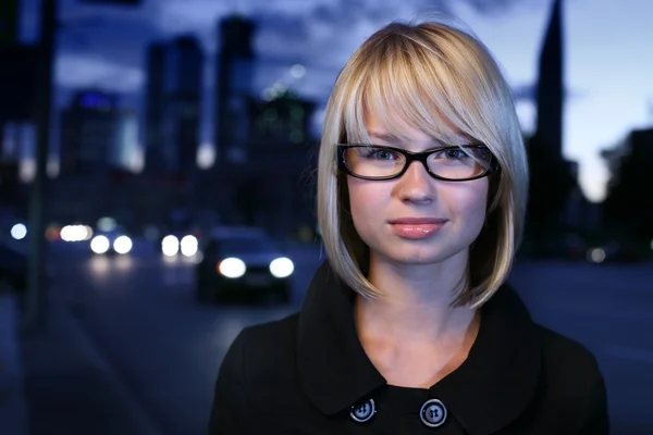Jonge vrouwelijke zakenvrouw in nacht stad — Stockfoto