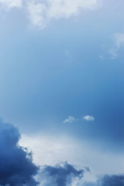 Witte wolken over blauwe hemel — Stockfoto