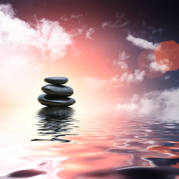 Piedras Zen reflejadas en fondo de agua — Foto de Stock