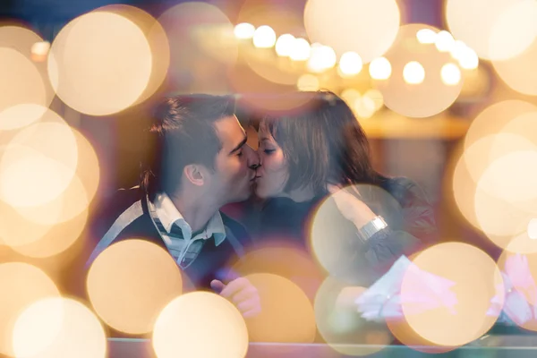 Romantiskt par kysser — Stockfoto