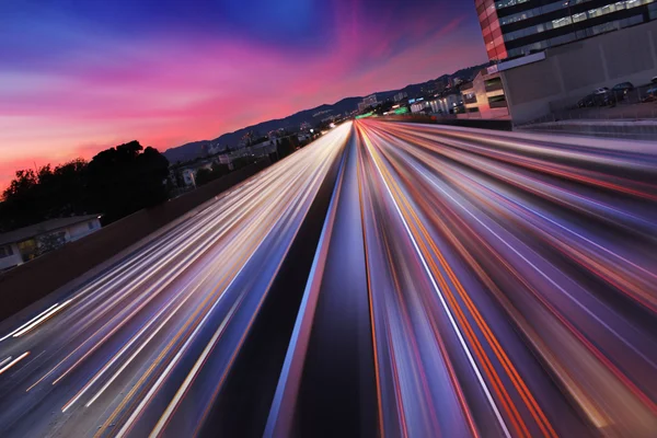 Snelweg bij nacht — Stockfoto