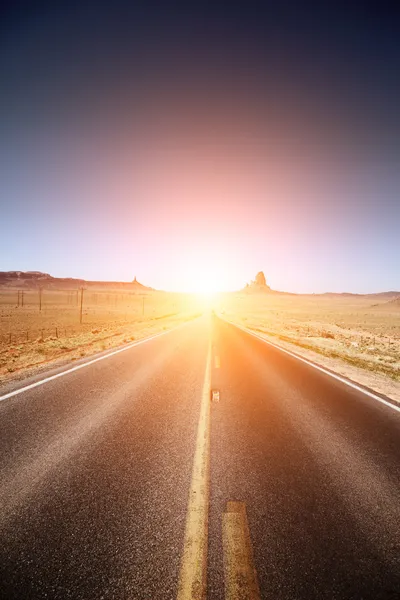 Estrada que conduz ao horizonte — Fotografia de Stock