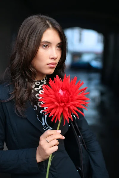 Kobieta z czerwony kwiat — Zdjęcie stockowe