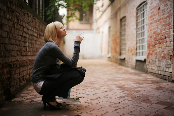 Jonge vrouw roken — Stockfoto
