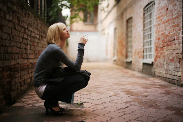 Mujer joven fumando —  Fotos de Stock