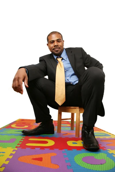 Grande homem de negócios sentado em cadeira pequena — Fotografia de Stock