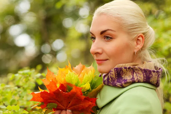 Όμορφη γυναίκα με φθινοπωρινά φύλλα — Φωτογραφία Αρχείου