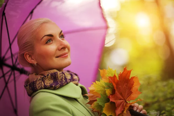 Szczęśliwą kobietą jesień — Zdjęcie stockowe