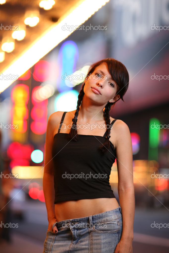 Hermosa mujer petite Foto de stock 32427781 logoboom