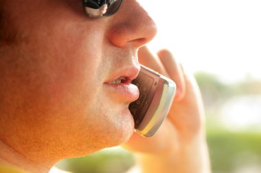 Close-Up cep telefonda konuşan adam