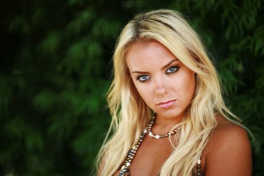 Güzel sarışın kadın.