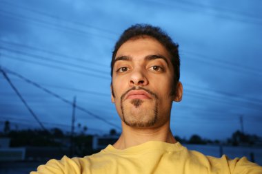 şüpheci bir görünüm ile genç adam