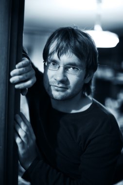 genç adam kapı çit eğilerek.